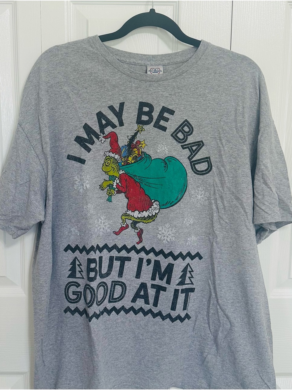 Delta Gray Kids' Grinch Graphic Tee with Teal Sack and Red Outfit